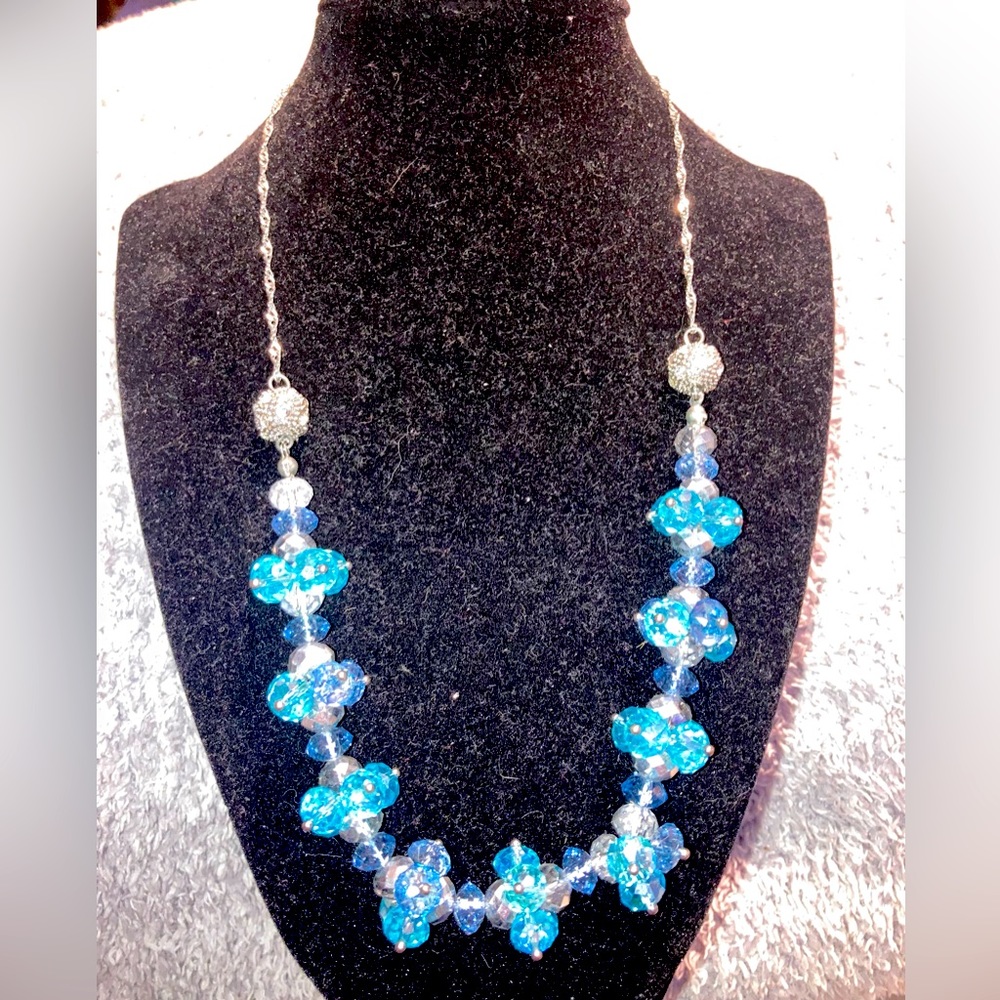New York and Company brand necklace, pretty blue beads